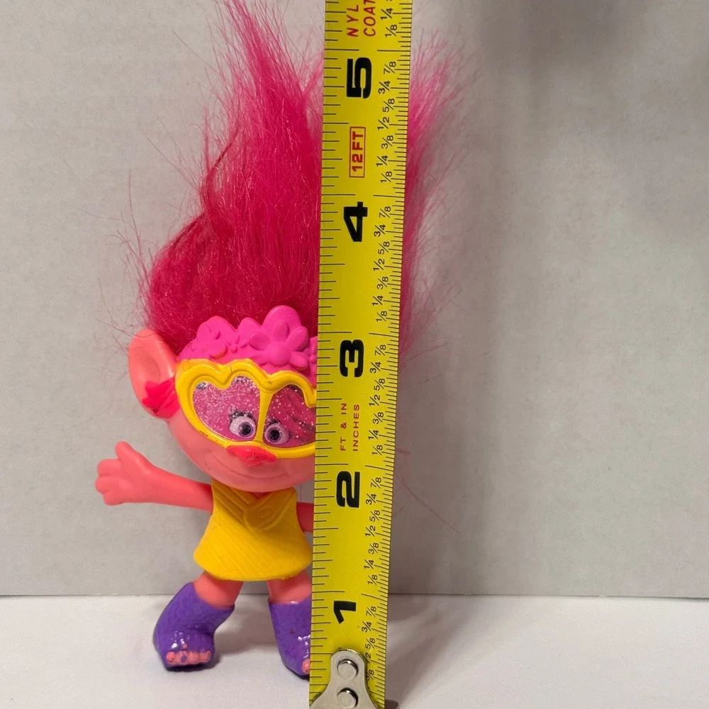 DreamWorks Trolls Poppy Figure Pink Hair Heart Sunglasses Yellow Dress 5 Inch‎